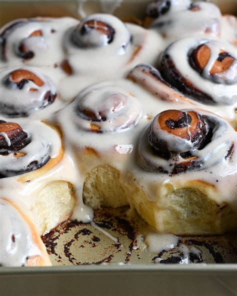 How many protein are in chocolate cinnamon roll, with frosting - calories, carbs, nutrition