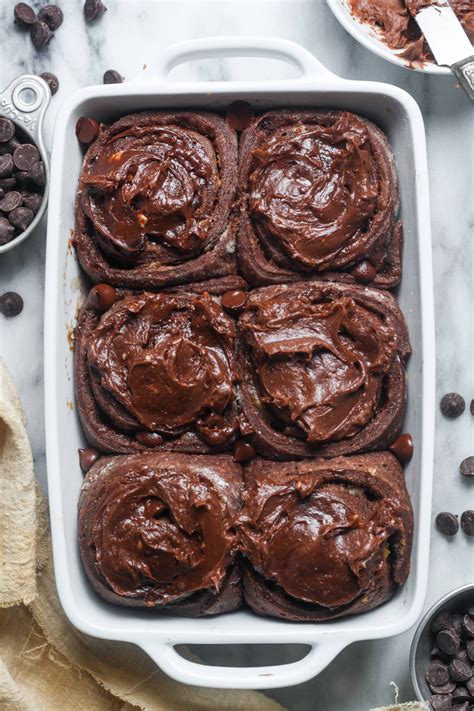 How many protein are in chocolate cinnamon rolls - calories, carbs, nutrition