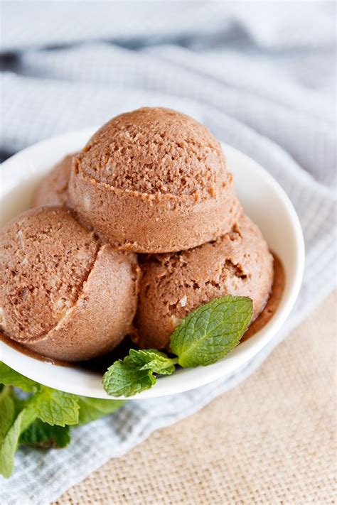 How many protein are in chocolate ice cream - calories, carbs, nutrition