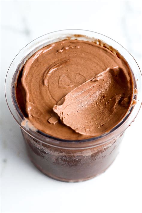 How many protein are in chocolate icecream - calories, carbs, nutrition