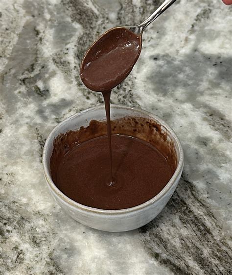 How many protein are in chocolate sauce (14076.0) - calories, carbs, nutrition