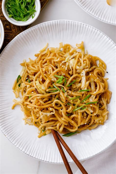 How many protein are in chow mein base - calories, carbs, nutrition