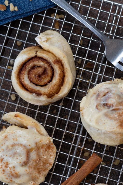 How many protein are in cinnamon rolls - calories, carbs, nutrition