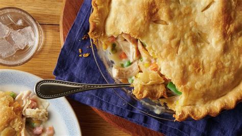 How many protein are in classic chicken pot pie - calories, carbs, nutrition