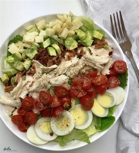 How many protein are in classic cobb salad - calories, carbs, nutrition