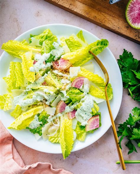 How many protein are in classic romaine salad - calories, carbs, nutrition