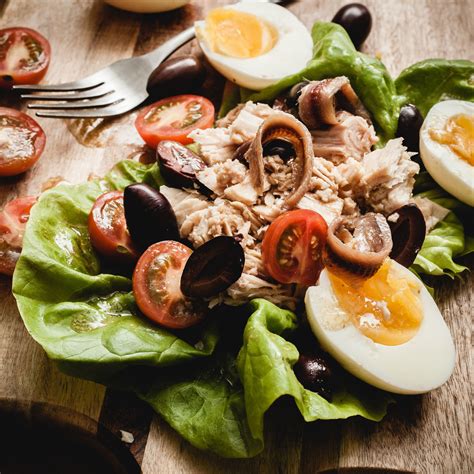 How many protein are in classique nicoise salad - calories, carbs, nutrition