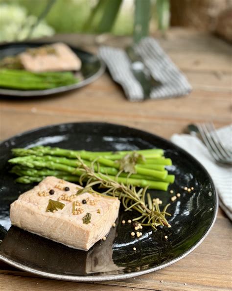 How many protein are in cold poached salmon - calories, carbs, nutrition