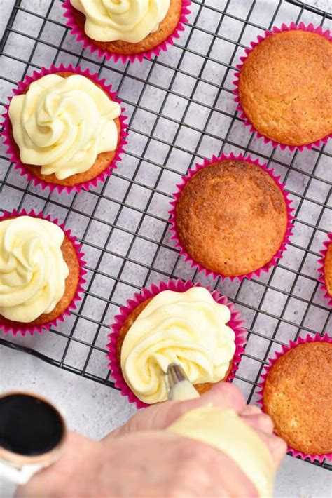 How many protein are in cream cheese icing, sweet - calories, carbs, nutrition