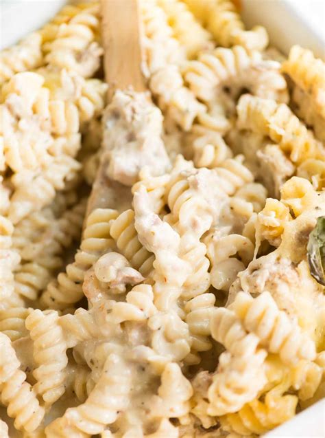 How many protein are in creamy tuna and fusilli pasta bake topped with cheddar cheese - calories, carbs, nutrition