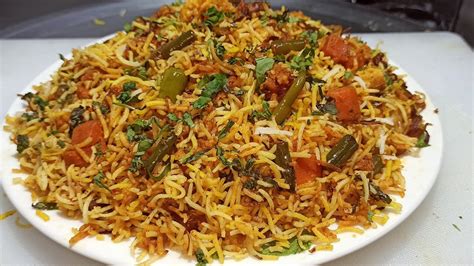 How many protein are in curried vegetable biryani & curry sauce (v) - calories, carbs, nutrition