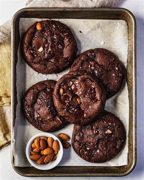 How many protein are in dark chocolate almond cookies - calories, carbs, nutrition