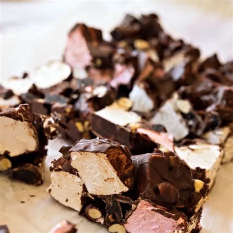 How many protein are in dark rocky road - calories, carbs, nutrition