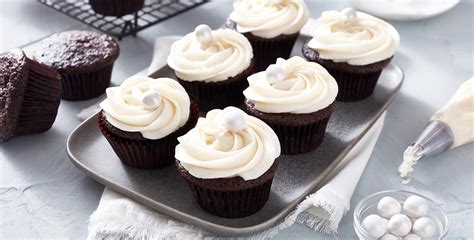 How many protein are in devil's food cupcakes w/vanilla icing - calories, carbs, nutrition