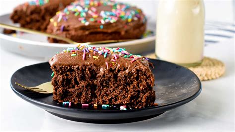 How many protein are in devil's food pudding cake - calories, carbs, nutrition
