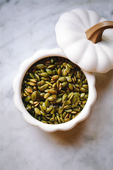 How many protein are in dry roasted pepitas - calories, carbs, nutrition
