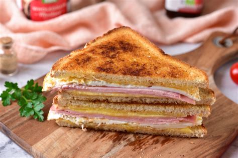 How many protein are in egg, ham and cheese sandwich - calories, carbs, nutrition