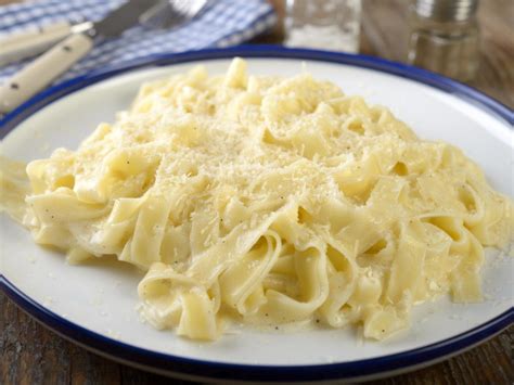 How many protein are in fettuccine alfredo - calories, carbs, nutrition