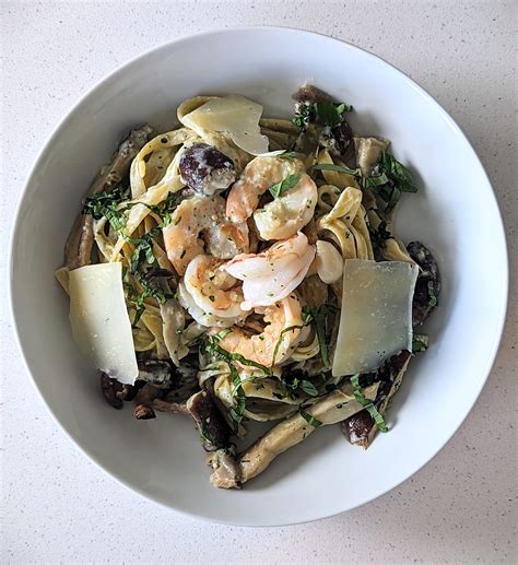 How many protein are in fettuccine alfredo with mushrooms - calories, carbs, nutrition