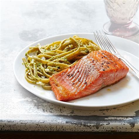 How many protein are in fettuccini with salmon and leeks (51873.3) - calories, carbs, nutrition