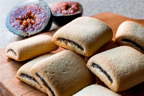 How many protein are in fig rolls - calories, carbs, nutrition