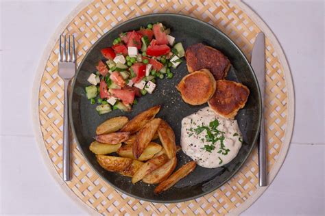 How many protein are in fishcakes served with potato wedges, a medley of asparagus & peas & tartare sauce - calories, carbs, nutrition