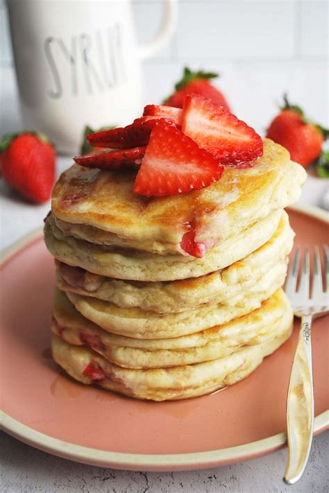 How many protein are in fresh strawberry pancakes - calories, carbs, nutrition