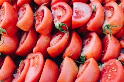 How many protein are in fresh tomato wedges - calories, carbs, nutrition