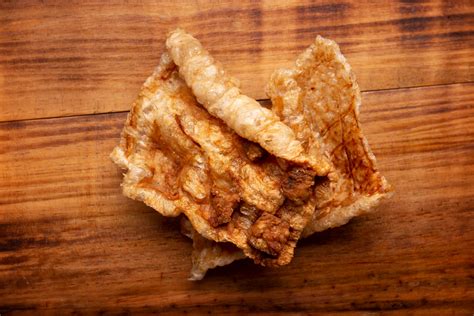 How many protein are in fried pork skins - calories, carbs, nutrition
