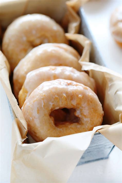 How many protein are in glazed cake donut - calories, carbs, nutrition