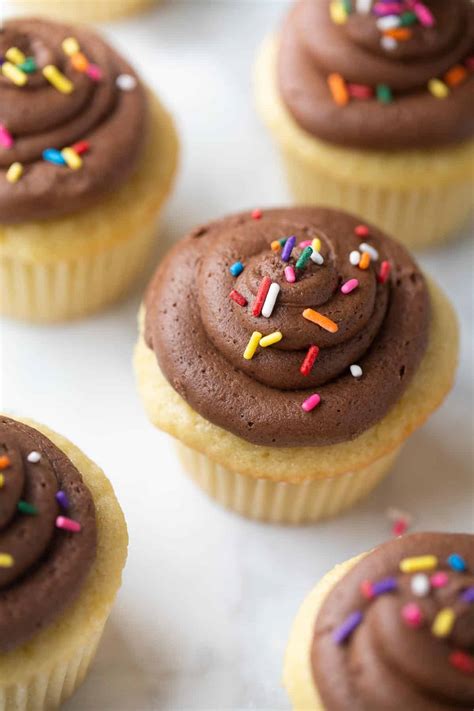 How many protein are in gluten free vanilla cupcakes with fudge icing - calories, carbs, nutrition