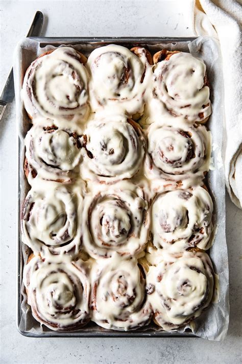 How many protein are in golden raisin cinnamon rolls - calories, carbs, nutrition