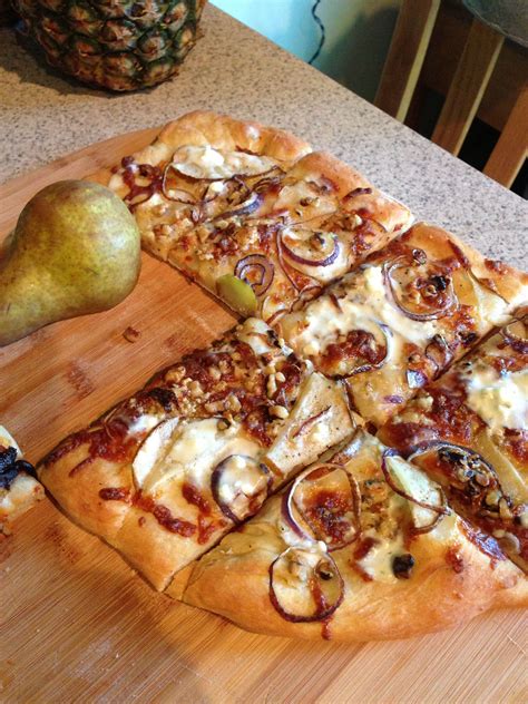 How many protein are in gorgonzola w/pear flatbrd pizza - calories, carbs, nutrition