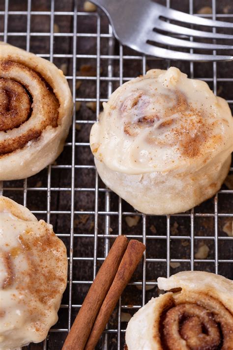 How many protein are in grapefruit cinnamon roll, with frosting - calories, carbs, nutrition