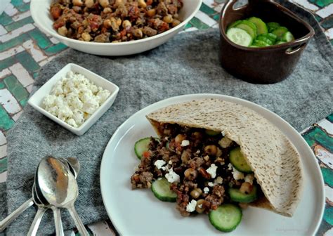 How many protein are in greek lamb pita - calories, carbs, nutrition