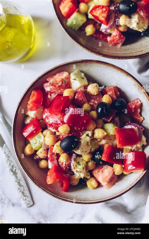 How many protein are in greek salad 9 oz - calories, carbs, nutrition