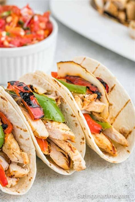 How many protein are in grilled chicken fajita tacos - calories, carbs, nutrition