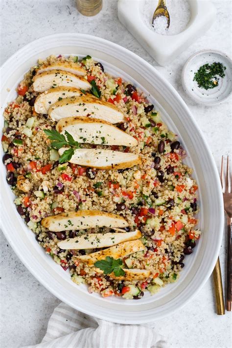 How many protein are in grilled chicken over quinoa salad with tomatoes, mint and radish - calories, carbs, nutrition