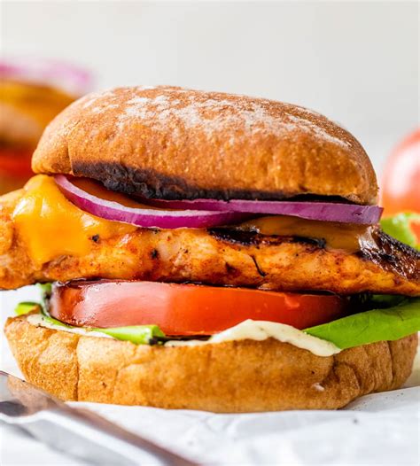 How many protein are in grilled chicken sandwich on bun, with toppings - calories, carbs, nutrition