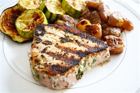 How many protein are in grilled lemon garlic tuna plate - calories, carbs, nutrition