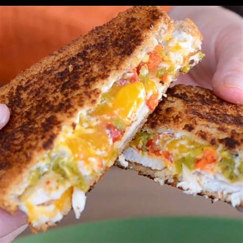 How many protein are in grilled turkey and cheddar sandwich - calories, carbs, nutrition