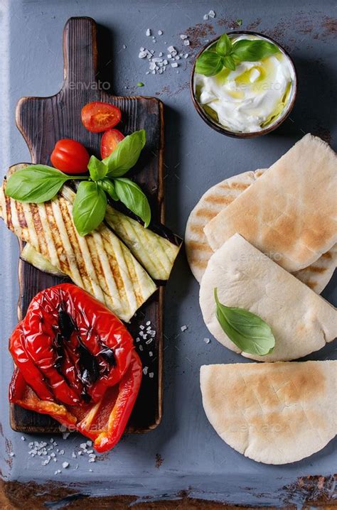 How many protein are in grilled vegetables on pita fold - calories, carbs, nutrition