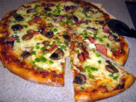 How many protein are in ham and green pepper pizza - calories, carbs, nutrition