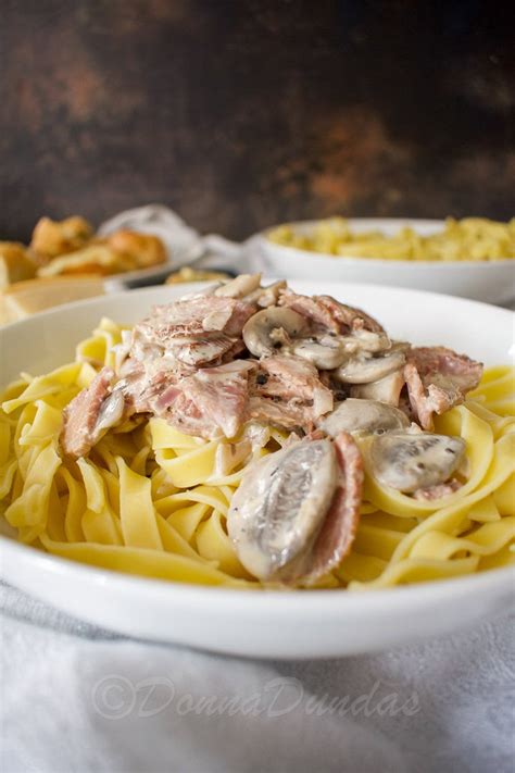 How many protein are in ham and mushrom tagliatelle served with garlic bread - calories, carbs, nutrition