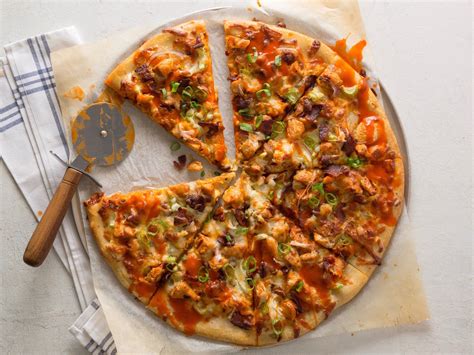 How many protein are in honey buffalo chicken pizza - calories, carbs, nutrition