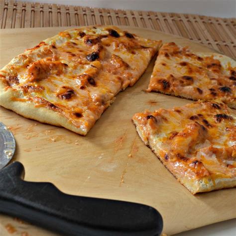 How many protein are in honey sriracha chicken pizza (16