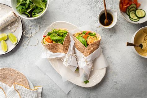 How many protein are in hummus and veggie wrap - calories, carbs, nutrition