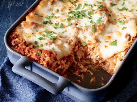 How many protein are in lasagna with meat sauce, italian blend vegetables with dinner roll - calories, carbs, nutrition