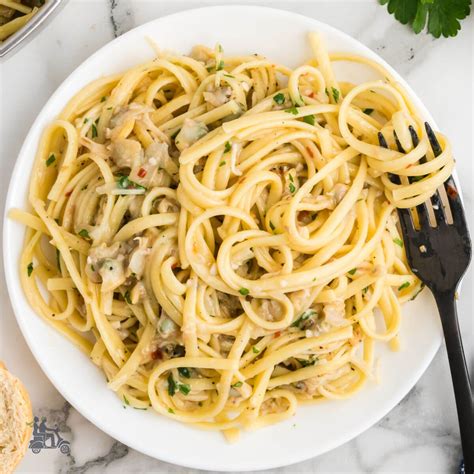 How many protein are in linguine with clam sauce, with breadstick - calories, carbs, nutrition
