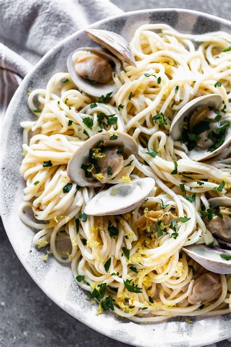 How many protein are in linguine with light clam sauce - calories, carbs, nutrition